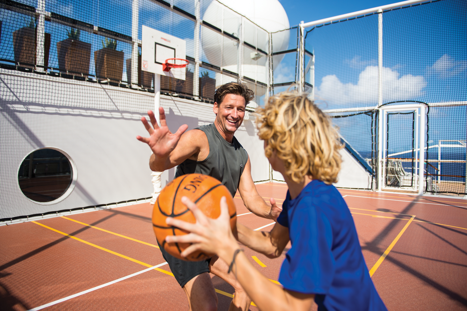 Un couple jouant au basket sur un bateau de croisière Celebrity (source : Celebrity Cruises)